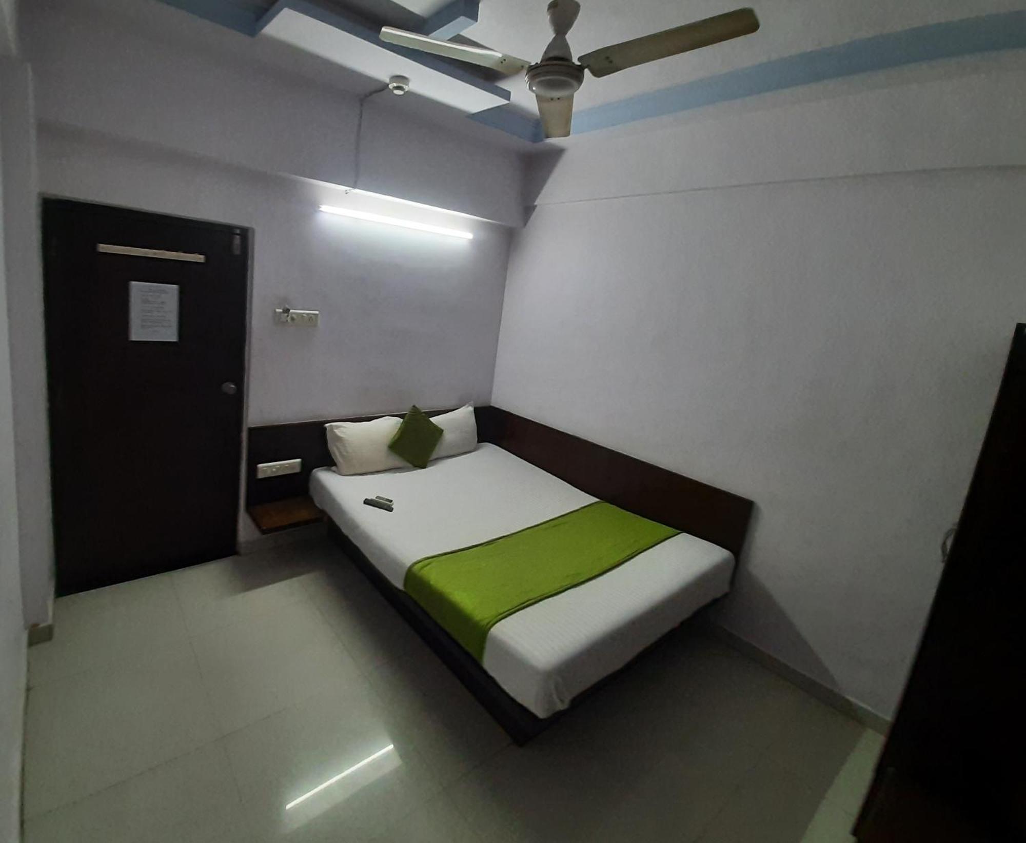 Hotel Royal Night Ahmedabad Exterior photo
