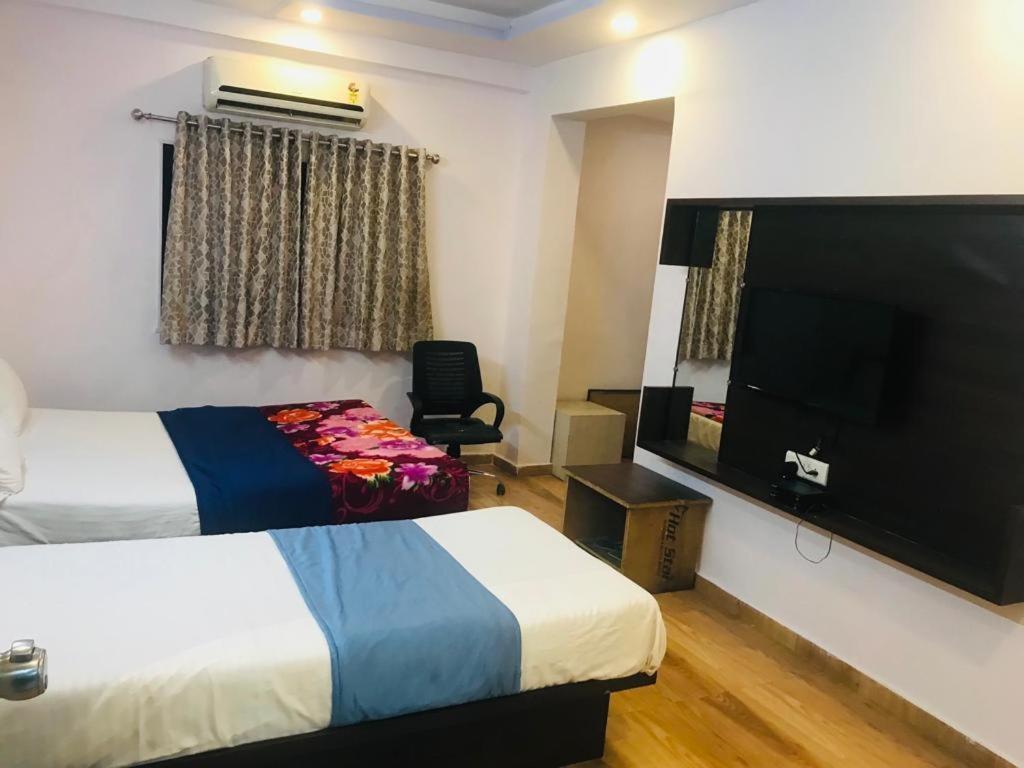 Hotel Royal Night Ahmedabad Exterior photo